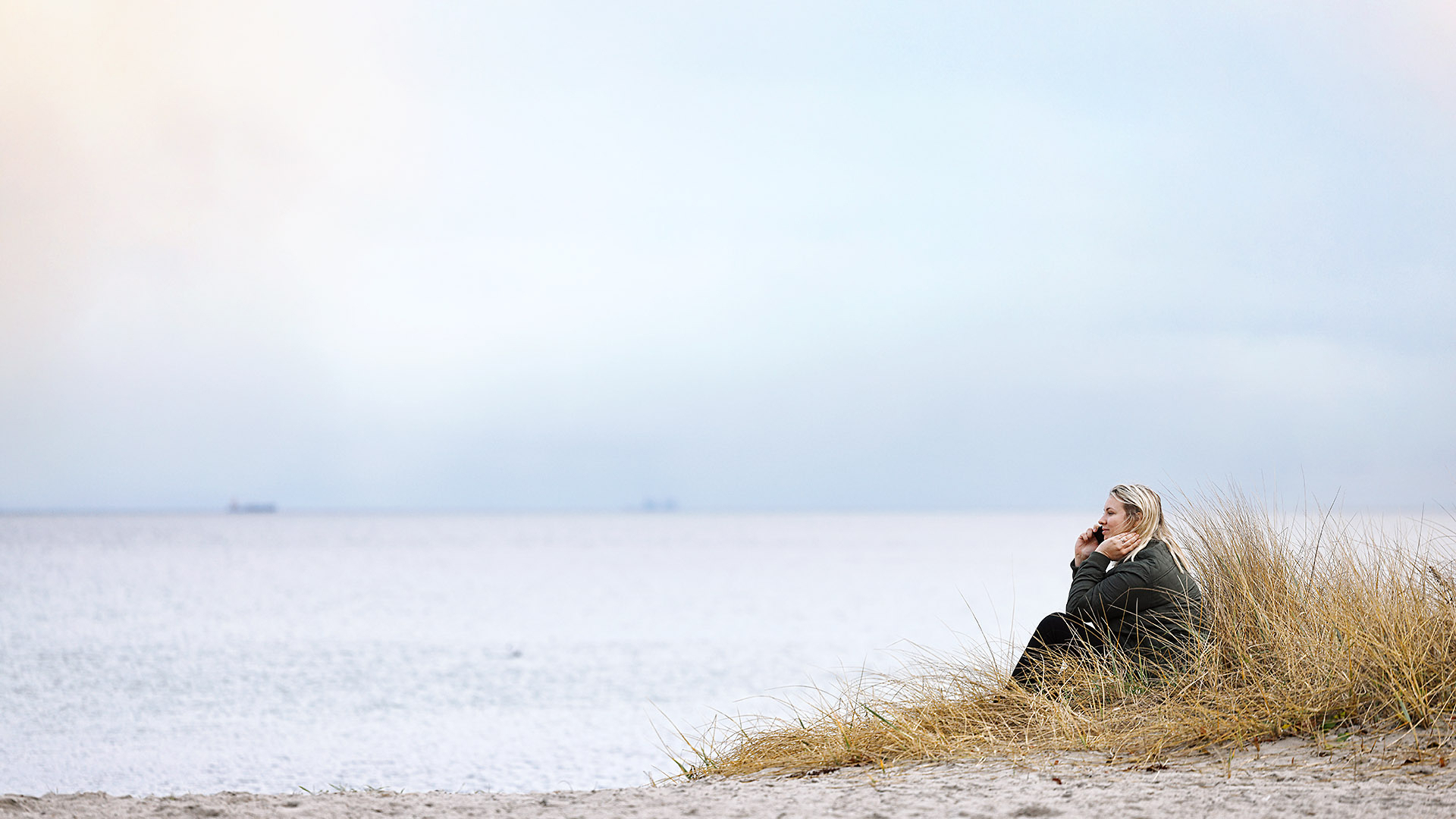 TDC NET Kvinde Pa Strand Med Mobil 2 Low Srgb