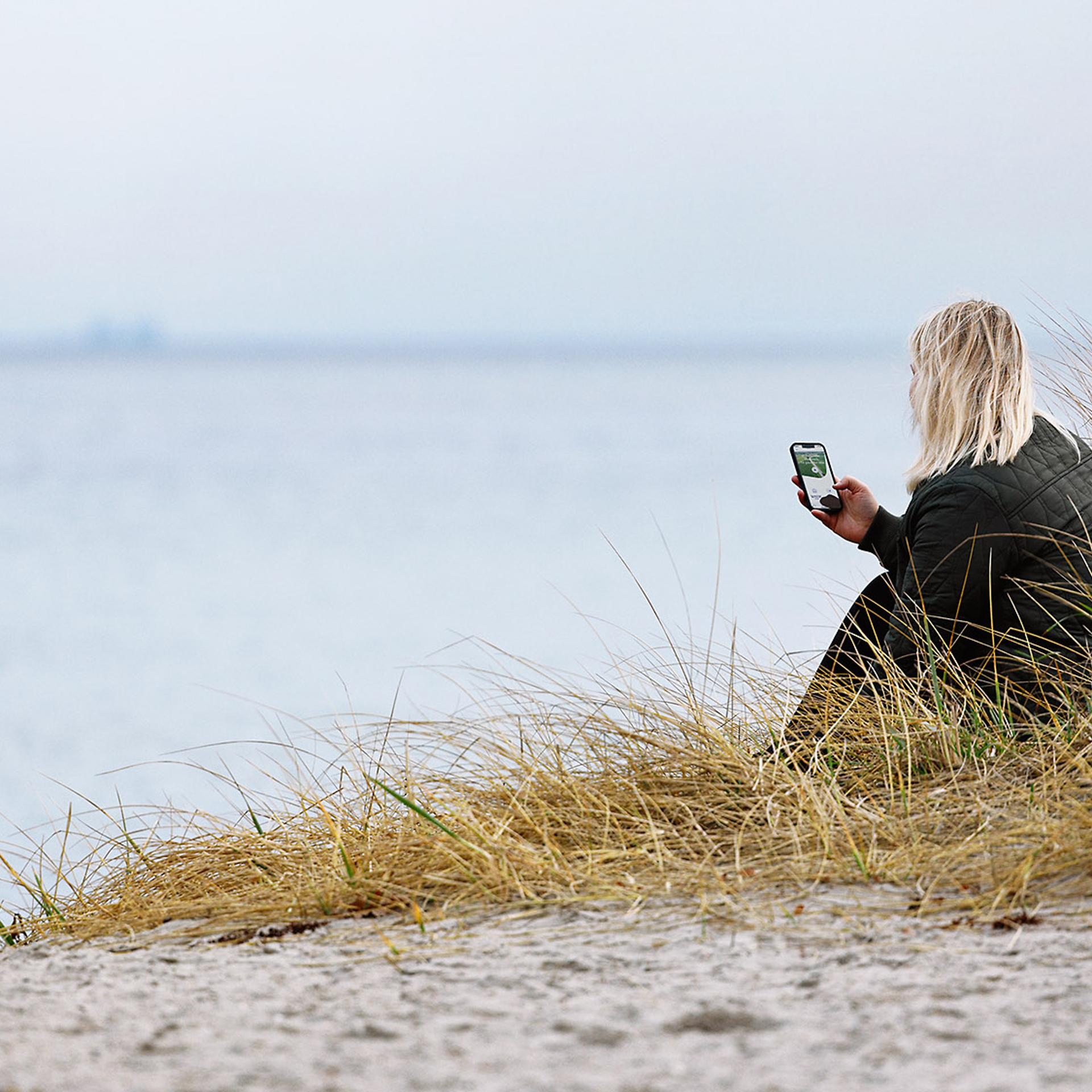 TDC NET Kvinde Pa Strand Med Mobil 1 Low Srgb (2)