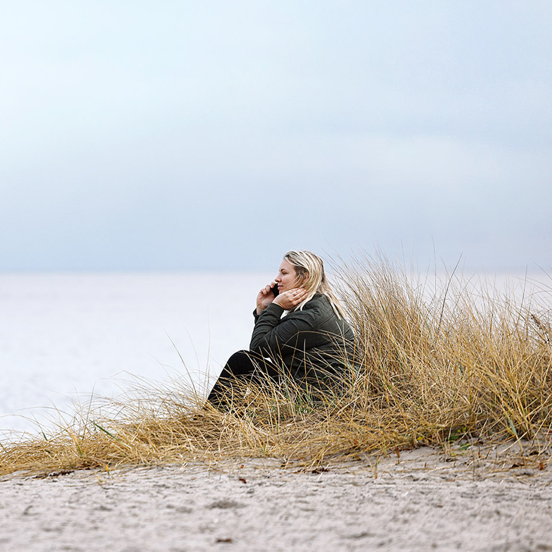 TDC NET Kvinde Pa Strand Med Mobil 2 Low Srgb