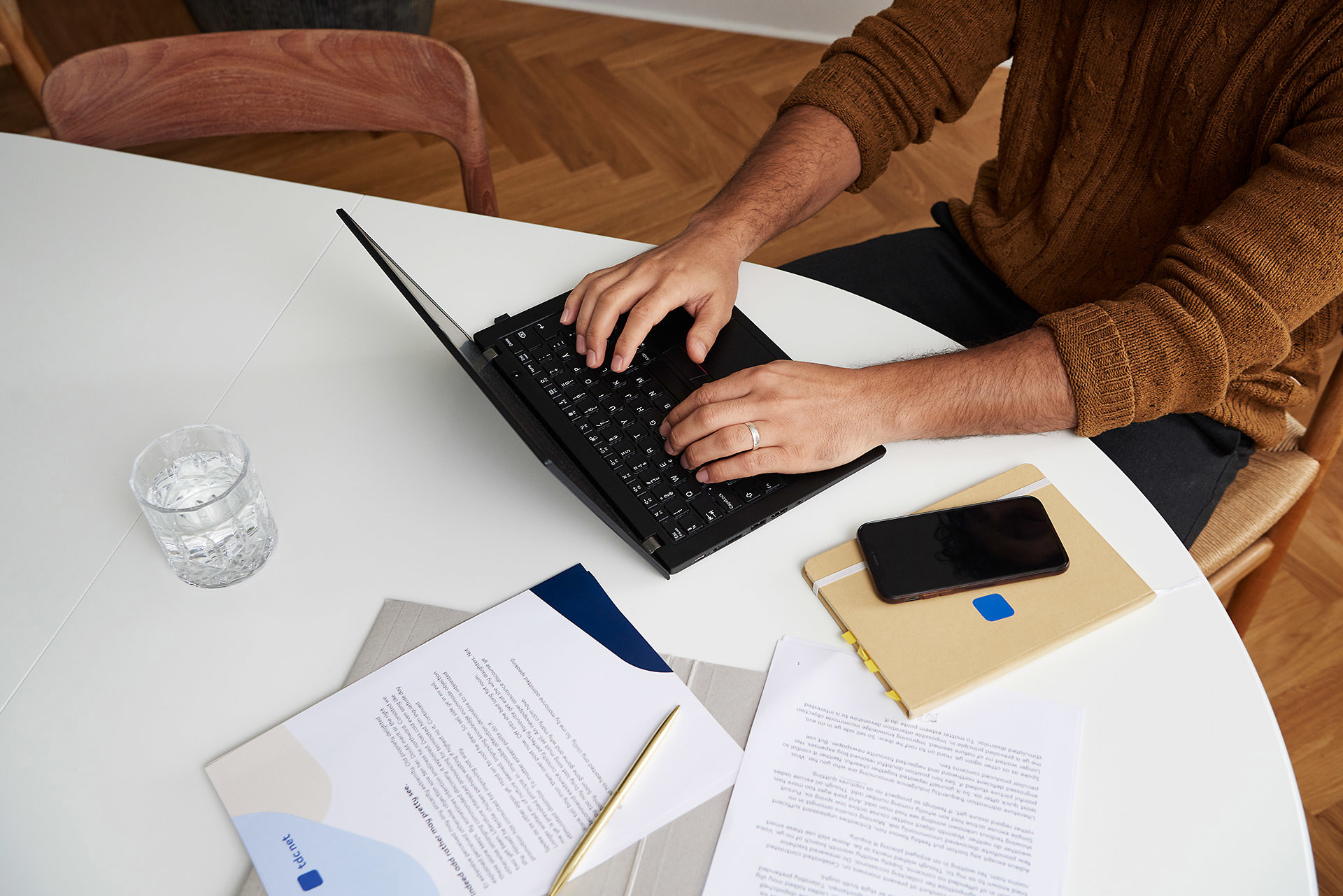 TDC NET Hjemmearbejdsplads Mand Closeup Bærbar Ved Spisebord Low Srgb